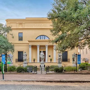 garden-level-on-charlton.top-hotels-in-savannah.com/