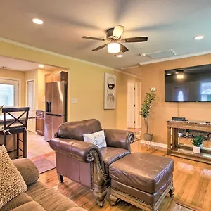 updated-savannah-hideaway-with-luxury-backyard.top-hotels-in-savannah.com/